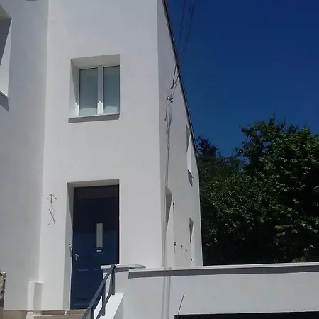 Apartment Les Volets Bleus *